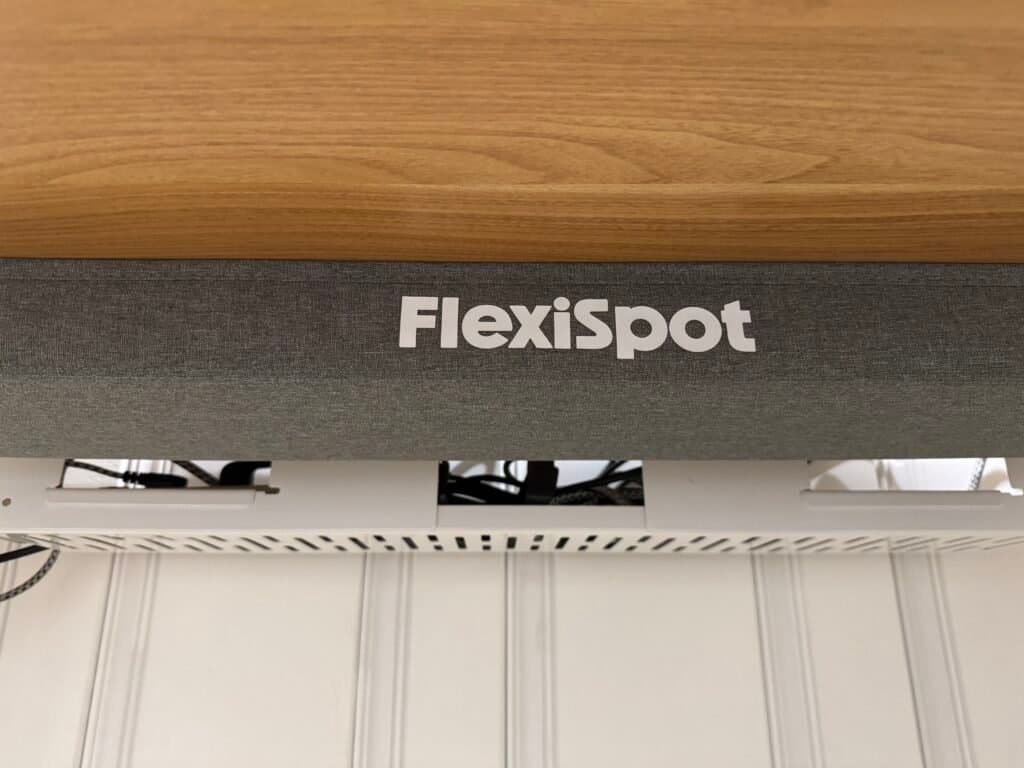 FlexiSpot E7 Pro magnetic cable cover and tray